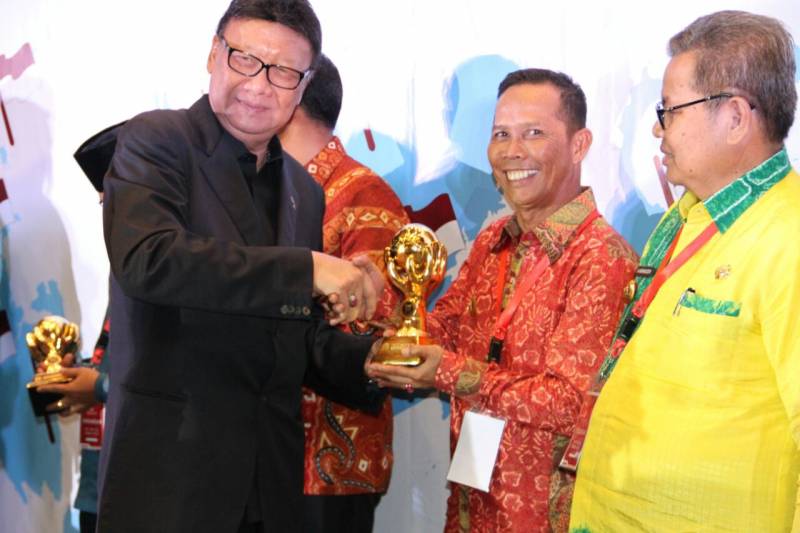 BUPATI TERIMA PENGHARGAAN UHC